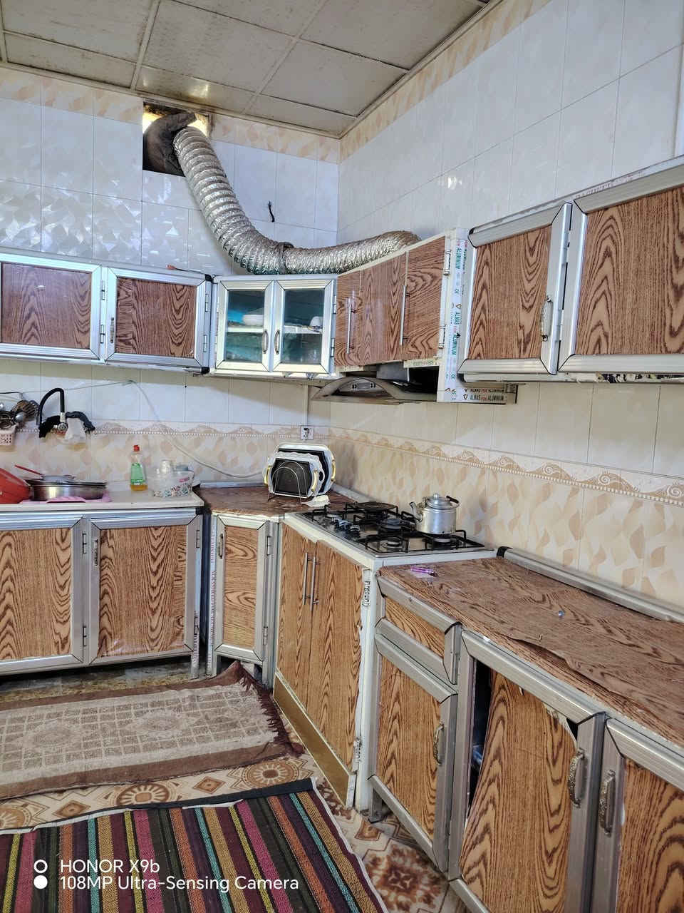 موقع مميز..
♦️بيت  ركن  طابق واحد مساحه ٣٤٠متر ركن عرض شارع ١٠متر خدمات مجاري متوفره
♦️بناء طابوك كونكريت مسلح
♦️يتكون من غرفتين نوم كبار...مع صاله كبيره
مع استقبال كبيره ..مع مطبخ كبير ..مع كراج سياره ..ومنور حول البيت مع حديقه ..صحيات داخليه ..وخارجيه
♦️ طابو زراعي سند ٢٥ إقرار محكمه من المالك مباشرة ..علما ان صاحب البيت هو نفسه صاحب الأرض ابو السند ..يعني الإقرار مباشر من المالك الأصلي هو نفسه صاحب البيت ..
♦️حي الأمين ١  شارع الحر فرع أسواق اي مارت الغذائيه ..علما ان البيت يبعد ٥٠٠متر عن شارع تجاري وخط باب الحسين كوسترات ..
وعن الإمام الحسين ٤كم تقريبا ..موقع مميز ..
♦️سعر البيت ٢٢٥مليون قابل للتفاوض والتفاوض مع صاحب السند والبيت مباشر ..
♦️مكتب الأوس للعقار ابو سجاد*********** ابو وائل ***********
