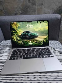 ماك بوك اير m4 2025  معالج m4  رام 16g  هارد ssd256  مشحون ٤ مرات فقط ...