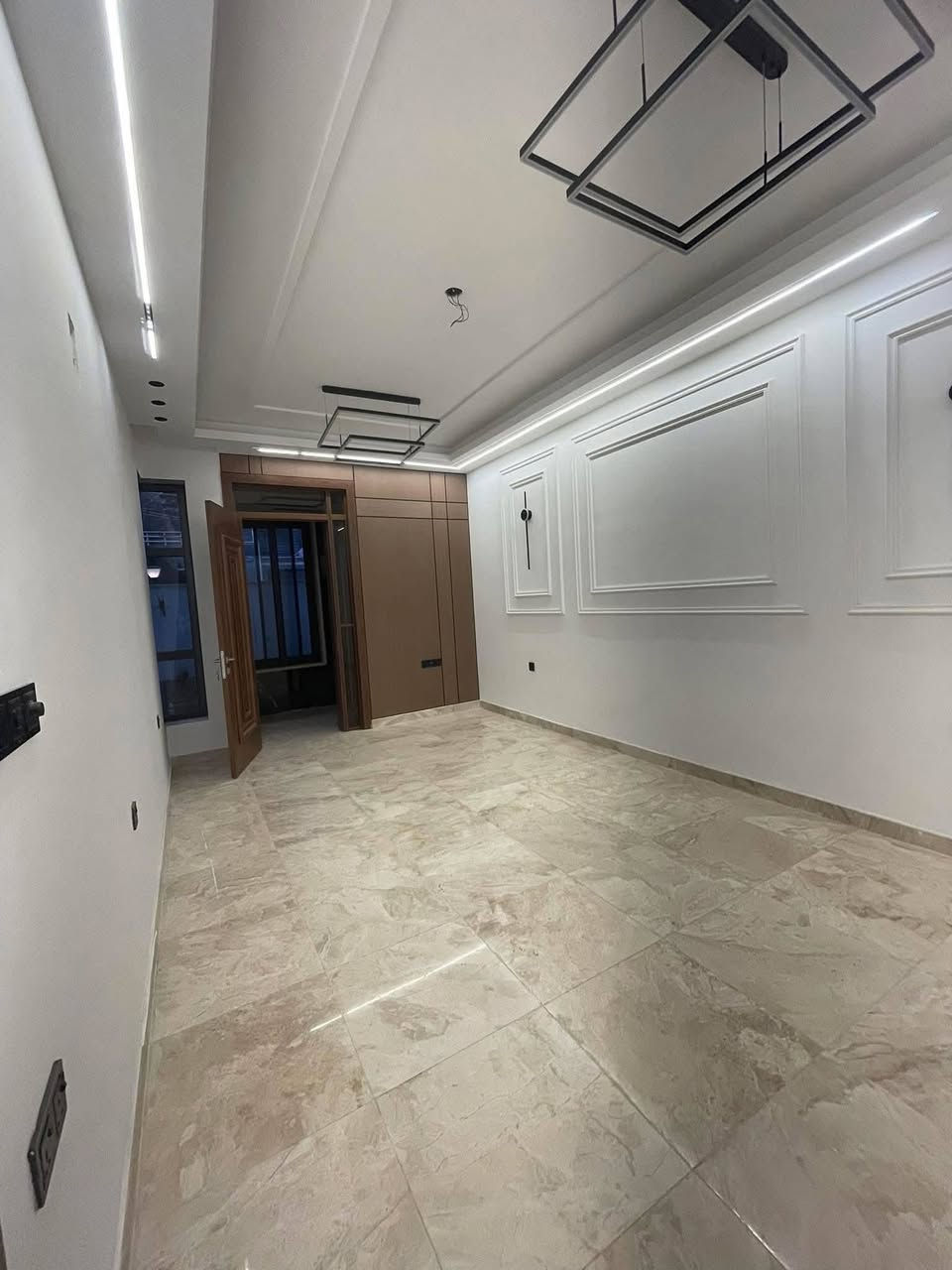 للبيع دار زيرو في السيدية مربع جدا نظيف على شارع عرض ١٢م
بيت زيروو ١٥٠م 
واجهة.  ٧.٥ م
نزال.   ٢٠م

يحتوي على ٤نوم 
مع خدمات متكاملة 
صالة مطبخ كراج 
واجهة مرمر مع ارضية مرمر 
شبابيك المنيوم..
ديكورات بالسقف..

مكتب المجد للوساطة العقارية سيدية شارع العلوة مقابيل مدرسة حلم الغد..

الاتصال..
***********
***********

نسعى لخدمتكم نحو الأفضل نستقبل كافة عروضاتكم السكنية والتجارية..
