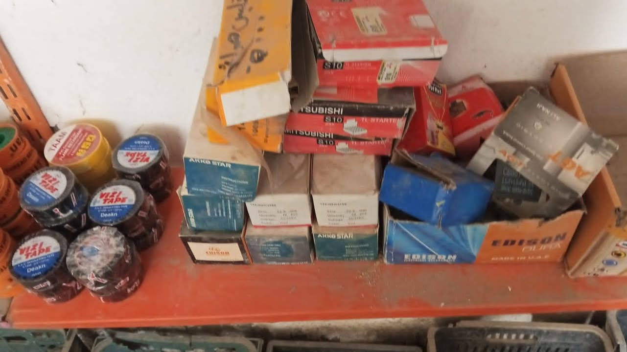 تعزيلات محل منو محتاج هاي لاغراض جوه سعر جمله  كله جديد لعنوان زويرجات رقم *********** ابو لمحل حتي رفوف البيع كولشي يخص منزل عده وموجود
