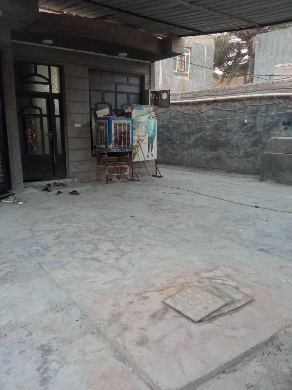 السلام عليكم
بيت للبيع في الطهمازية قرب مخبز المصطفى 
فرع الروضة 
ثالث بيت عن الشارع العام خدمات كاملة 
المساحة 300متر سند زراعي صرف 
3غرف نوم 
صالة وهول 
صحيات داخلية وخارجية 
حديقه مع كراج يسع سيارتين 
البناء حديث عالي عن الشارع 
عرض الفرع 6متر
نقص البيت ستارة مع صبغ الواجهة 
*********** واتساب
