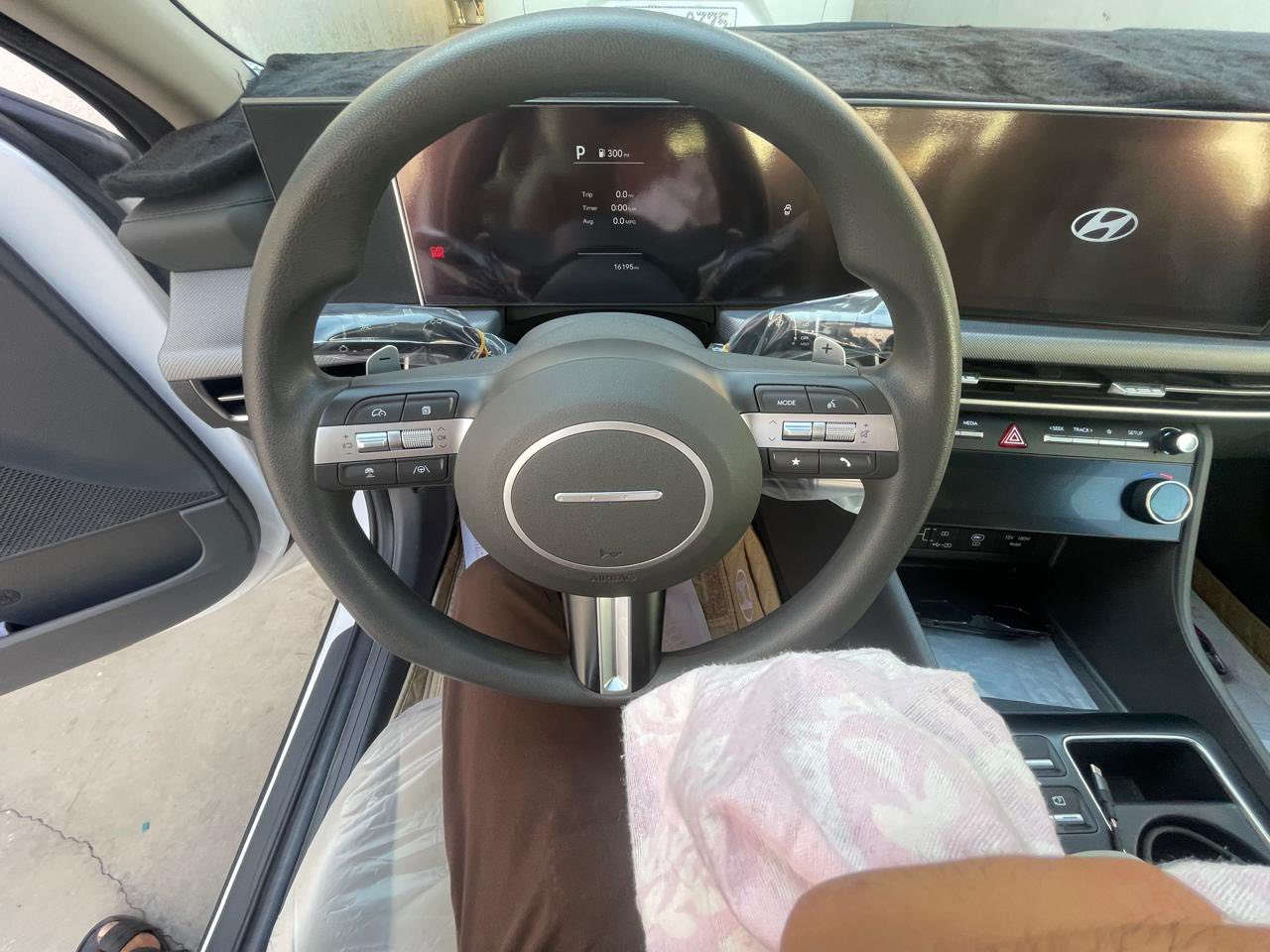 سوناتا ٢٠٢٤
بانزين 2500

فول ماعدة الفتحة 

شاشة كبيرة 

كشنات كهرباء 

لد متصل

لايتات زنون

بك لايت لد 

رادارات 

 هاند بريك بصمة 

اوتو هولد 

ابل كاربلاي 

كشنات تدفئة 

كامرة خلفية دوارة

٣ وضعيات قيادة sport eco my drive 

فول تحكمات ستيرن 

مثبت سرعة 

تتبع المسار 

قيادة ذاتية 

شحن لاسلكي  

مانع تزحلق 

حادثه جنطه بدون تبديل 

السعر ٢١.٠٠٠ بيهة مجال 

للتواصل ***********
