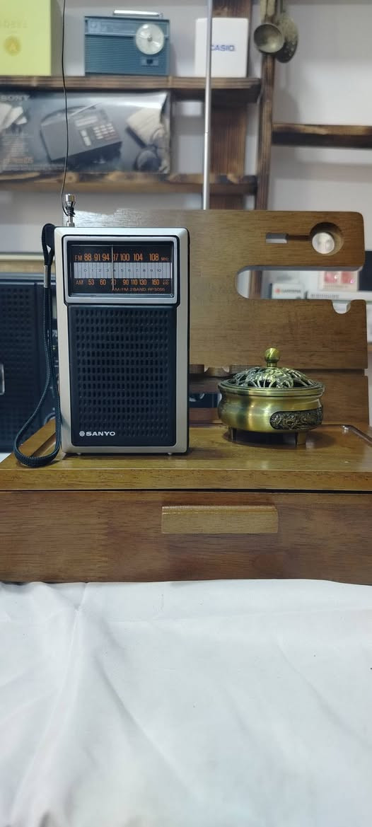 راديو ماركة سانيو 
موجتين FM AM شغال سحب ممتاز 
الراديو شرط النضافة 
اريل بلادي لكن مايرتفع الاريل تم ربط سلك لتقوية الاشارة 
السعر 35 الف مع التوصيل 
☎️واتس اب /***********
