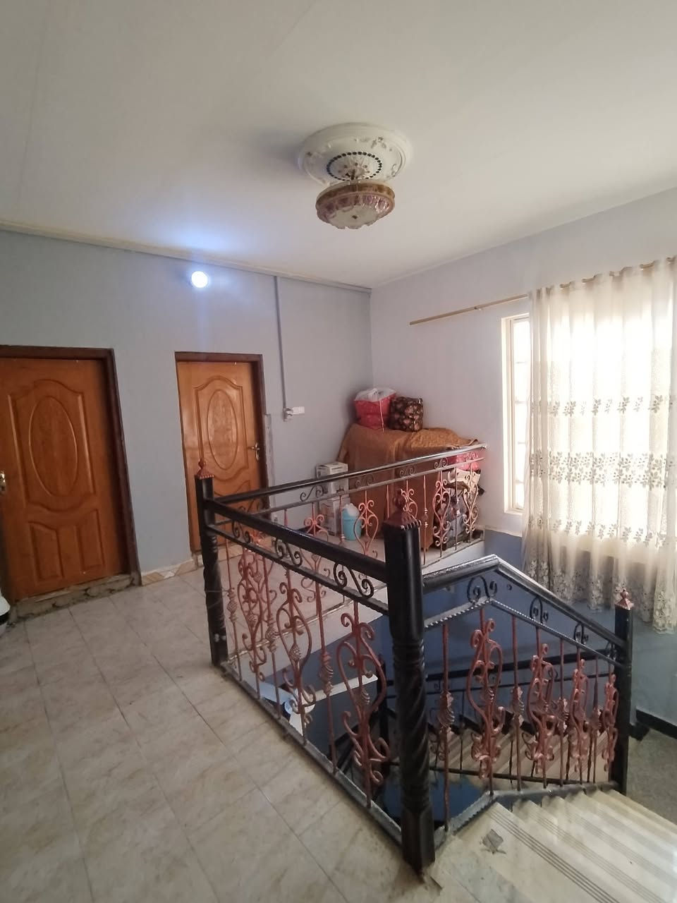 مكلف بالنشر
دار للبيع في حي العسكري طابقين مساحة 200 متر  50 متر عن الشارع العام الموقع علئ ساحة المكان خلف مجمع سيد اثير
يتكون من استقبال
غرف عدد4
صحيات داخليه خارجيه
مطبخ كبير حار وبارد
مناور عدد 2
صاله + هول
طارمه كبيره
مكان البيت كلش مرتب وقريب علئ الشارع
للتواصل ***********
