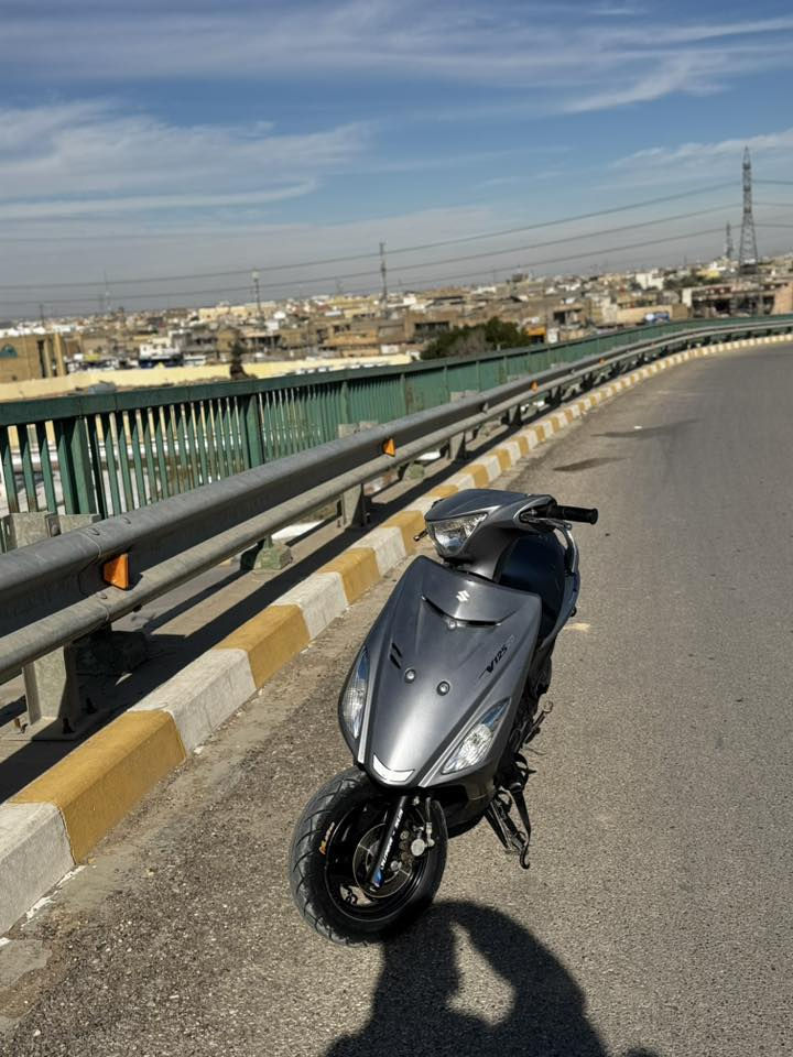 للبيع رمبه صار شهر نازله حديث ss لون مميز رصاصي طافي بيهه يدات رياضي وذيل وفج رياضي وسبايدر اصلي بلونها وبكلايت احمر  وموديلها 2017 السعر 975 وبيهه مجال دراجه بلاد نوزل نضيف ***********
