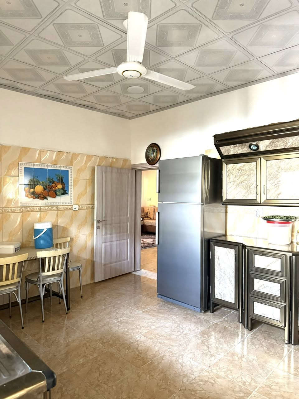 #اعلان
دار للبيع مساحة 200متر 

#مواصفات غرف نوم عدد2 هول كبير استقبال مطبخ صحيات بيتونه كراج حديقه سيراميك سقف ثانوي 

#خدمات كامل مجاري رصيف 3امتار شارع 30متر مقابيل مدارس ابتدائيه متوسطه بنات والبنين يصلح كلشي شارع تجاري محلات يتاجر منظمه مقرات صف داره هجره ومهجرين 

#الجنس العقار طابو صرف تحويل ثاني يوم 

#السعر 110مليون بي مجال

#العنوان ديالى خانقين خلف ملعب 

#اتصال ***********  مكتب علي الوندي للعقارات ومقاولات
