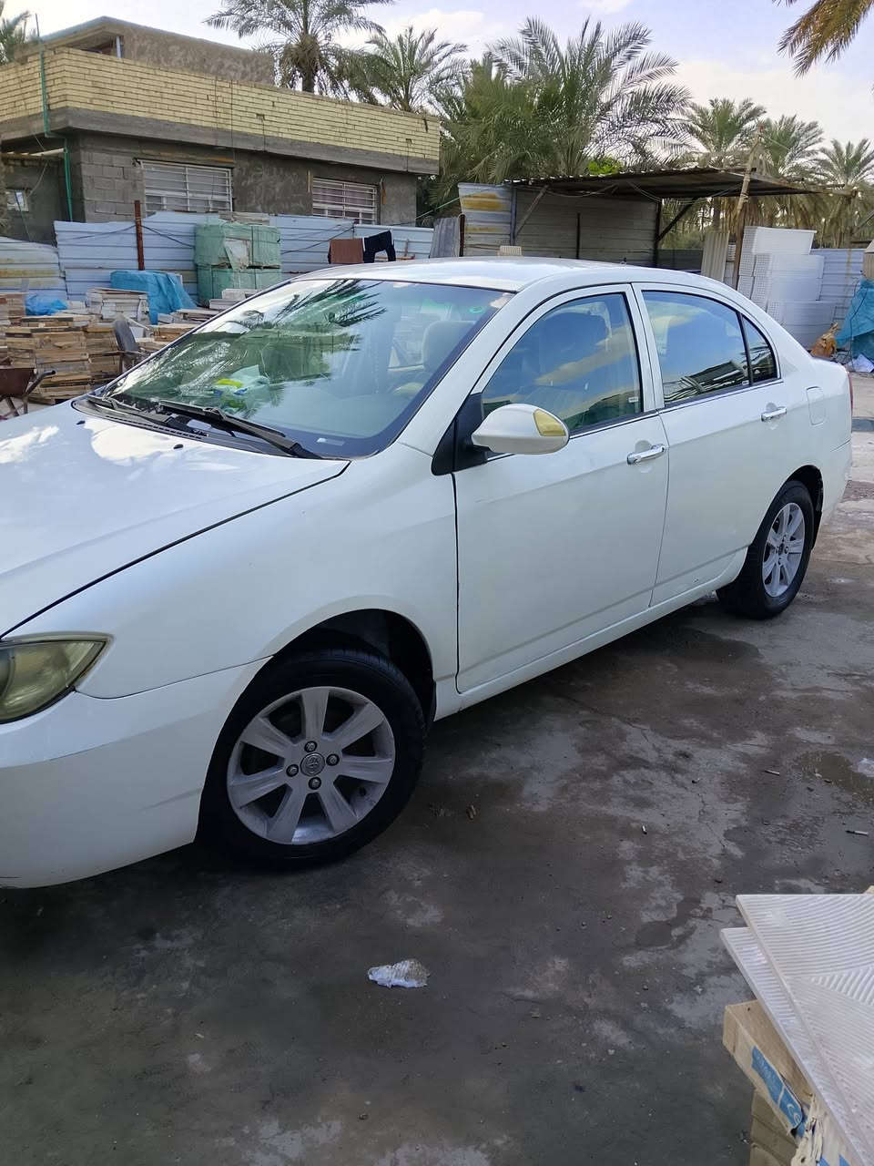 ليفان2012 مصبوغه السيارة مكينه وكير  مكفوله ما بيها اي نقص شغل واطلع سياره باسمي تحويل ثاني يوم سنويه 30تقره كير عادي تبريد تادفئه شغال 35وبيها مجال *********** مكاني دوره
