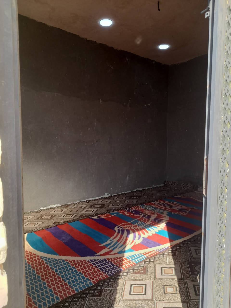 سلام عليكم الدار البيع دوانم الازم حي العسكري مساحه ١٤٠م ركن عل سده مقابل الساله الماي تصال ***********
