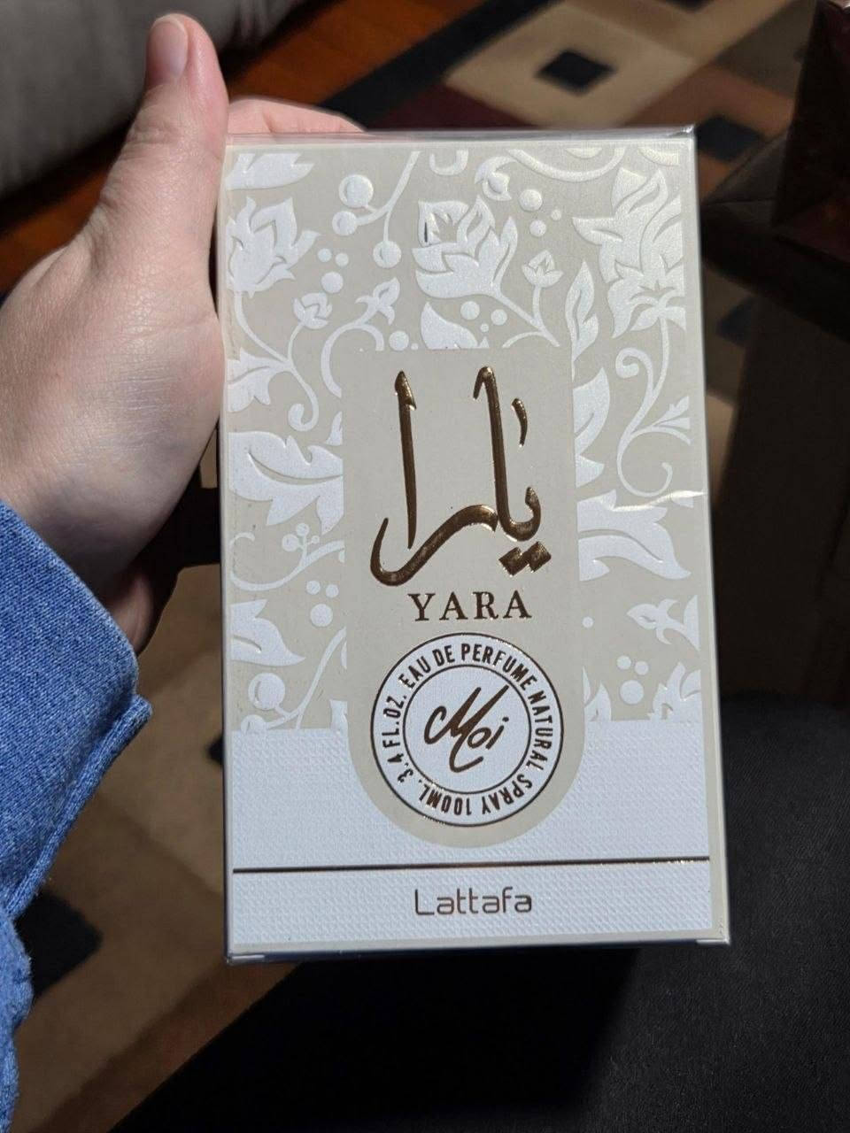 عطر يارا موي (Yara Moi) – يارا الأبيض ✨من إصدارات شركة لطافة للعطور (Lattafa)، يأتي هذا العطر النسائي بطابع دافئ يجمع بين النفحات الشرقية واللمسات العصرية في تركيبة ساحرة ومميزة.

🌸 المكونات العطرية:
المقدمة: مزيج ناعم من الياسمين والخوخ، يمنح بداية أنثوية منعشة وحلوة.
القلب: توليفة دافئة من الكراميل والعنبر تضيف عمقاً وإحساساً بالدفء والجاذبية.
القاعدة: لمسات راقية من الباتشولي وخشب الصندل تمنح العطر ثباتاً وأناقة تدوم.
💫 الإحساس والانطباع: عطر يجمع بين حلاوة الكراميل ونعومة الأزهار البيضاء، ليمنحك حضوراً أنثوياً دافئاً وجذاباً لا يُنسى.
🌙 مثالي للمساء والأجواء الباردة، كما يناسب الاستخدام اليومي لمن تفضل العطور الحلوة والدافئة.
⏳ يتميز بثبات قوي وفوحان ملحوظ يدوم لساعات طويلة.
#الاصلي 
 
🚘 يوجد خدمة توصيل لجميع محافظات العراق   🚘


**إذا كنت صاحب هذا الإعلان وتريد حذفه لأي سبب، رجاءا أرسل رسالة إلى الدعم الفني**