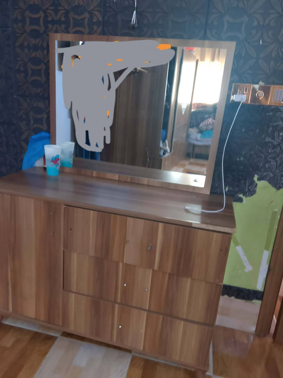 السلام عليكم  / كومدينه 2 وزاويه مرايه وميز مرايه وسرير للييع ***********
