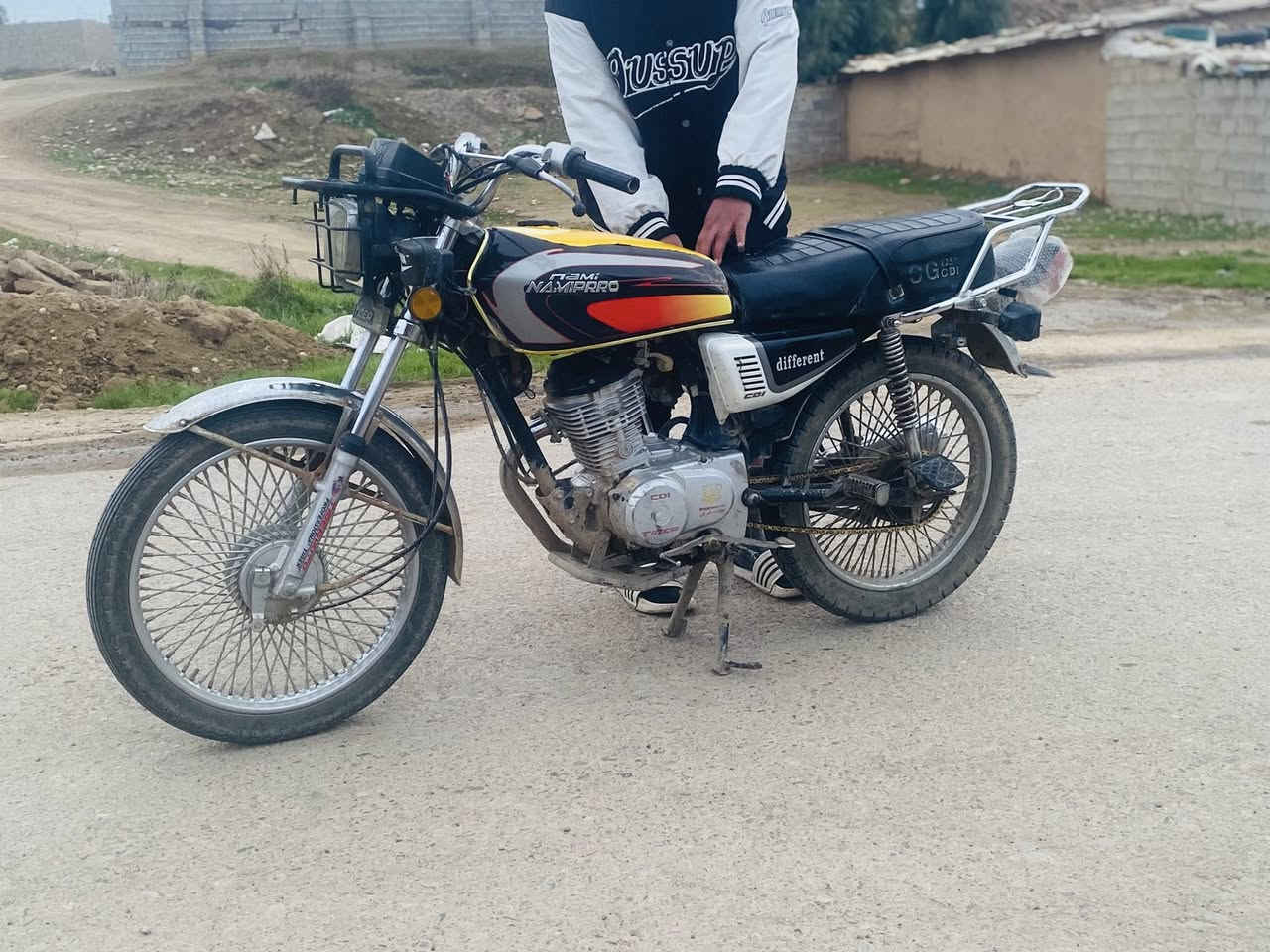 سلام عليكم تايكر للبيع 2020محرك فول معمر مره وحده بس بستم تحريكه ومعدل نار محرك لونين تجي تاخذو ترايك للموصل نضافه فولل الاستفسار التصال ***********
