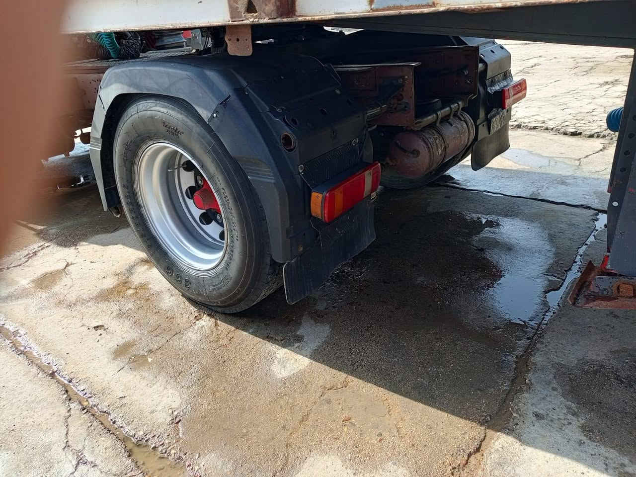 سكانيه 113مكينه سوده تخم تاير زوجين نص عمر رقم نجف انكليزي سنويه جديده شرط المداور عربانه مشعره عليه /مكلف بلنشر وحق الله هذا رقم راعيه.***********/السعر ب175 بيه مجال
