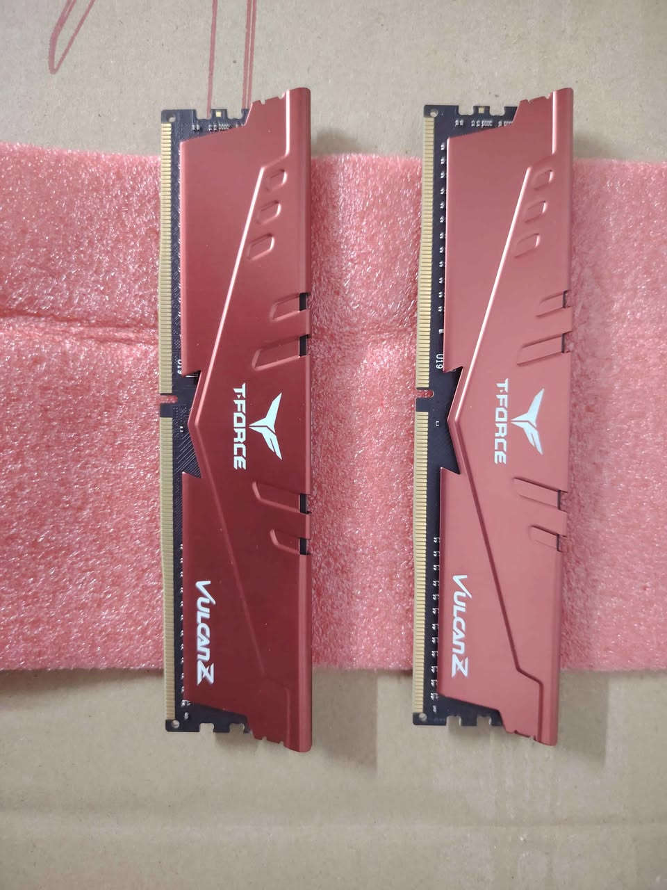 ⚙️ المواصفات الفنية:
​الشركة والنوع: TEAMGROUP T-FORCE VULCAN Z
​الإجمالي: 16 جيجابايت (قطعتين كل قطعة 8GB لتفعيل خاصية الـ Dual Channel)
​النوع: DDR4
​السرعة (التردد): 3200 ميجاهرتز
​التوقيت: CL16-18-18-38
​الجهد: 1.35V
​الموديل: TLZRD48G3200HC16CBK
​✨ المميزات:
​مزودة بمشتت حراري (Heatsink) مميز باللون الأحمر لحفظ الحرارة وتقديم أفضل أداء تحت الضغط.
​تدعم تقنية Intel XMP 2.0 لرفع التردد لـ 3200MHz بضغطة زر واحدة من البيوس.
​متوافقة تماماً مع معالجات Intel و AMD وممتازة جداً لتشغيل الألعاب الحديثة بسلاسة وتفادي اللاغات.
​الحالة: ممتازة جداً (نظيفة وشغالة 100%).
​السعر المطلوب: [١٢٠ الف]
​الموقع/: [بغداد - جكوك] متوفر توصيل بغداد, العراق


**إذا كنت صاحب هذا الإعلان وتريد حذفه لأي سبب، رجاءا أرسل رسالة إلى الدعم الفني**