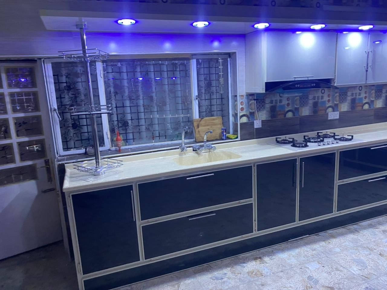 #الجبل_للعقار 
للبيع منزل المساحة ٣٠٠ طابو ملك صرف واجهة ١٢ نزال ٢٥ ترميم ٢٠٢١
يحتوي على ٦ غرف نوم وصالة كبيرة ومطبخ حار وبارد 
كراج يتسع سيارتين وحديقة
للاستفسار الاتصال ***********
العنوان بغداد حي الجهاد
