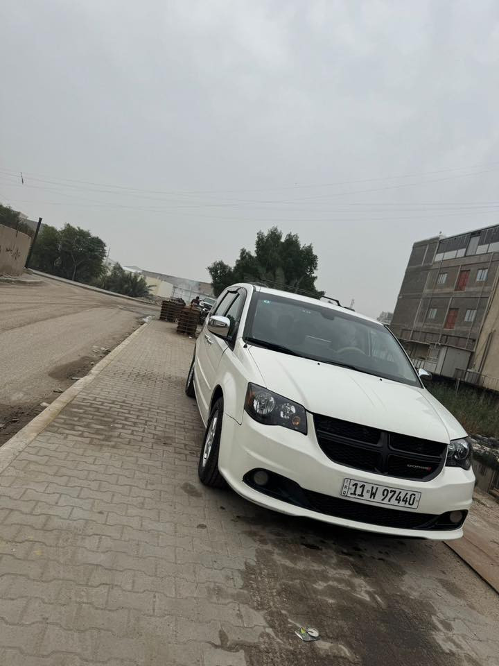 السلام عليكم 
دوج كرفان 2012 
كير مكينه كفاله 
السياره بيه قطعتين 
نظيفه سياره 80بالميه 
العنوان البصره الحكيميه 
الرقم ***********
