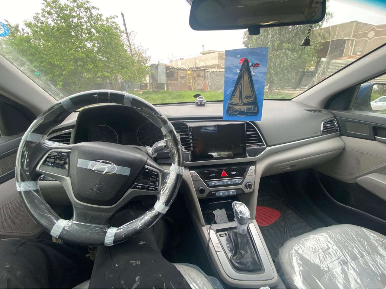 السلام عليكم 
النترا 2017 وارد فول ماعده فتحه ومعروف مواصفات النترا سيارة نضيفه كلش ضرر جنطه بس مو قويه 
موجود سونار بل منشور سياره احلا من صوره بهواي 
ويل اسود بس حاط كبات مال شركه كلشي شغال 
واي نقص مابيهة وهاي كل تفاصيلهة مكاني سنويه ل29
*********** السعر ١١٥ وبيهة مجال بسيط رقم اربيل Colombo, Sri Lanka
