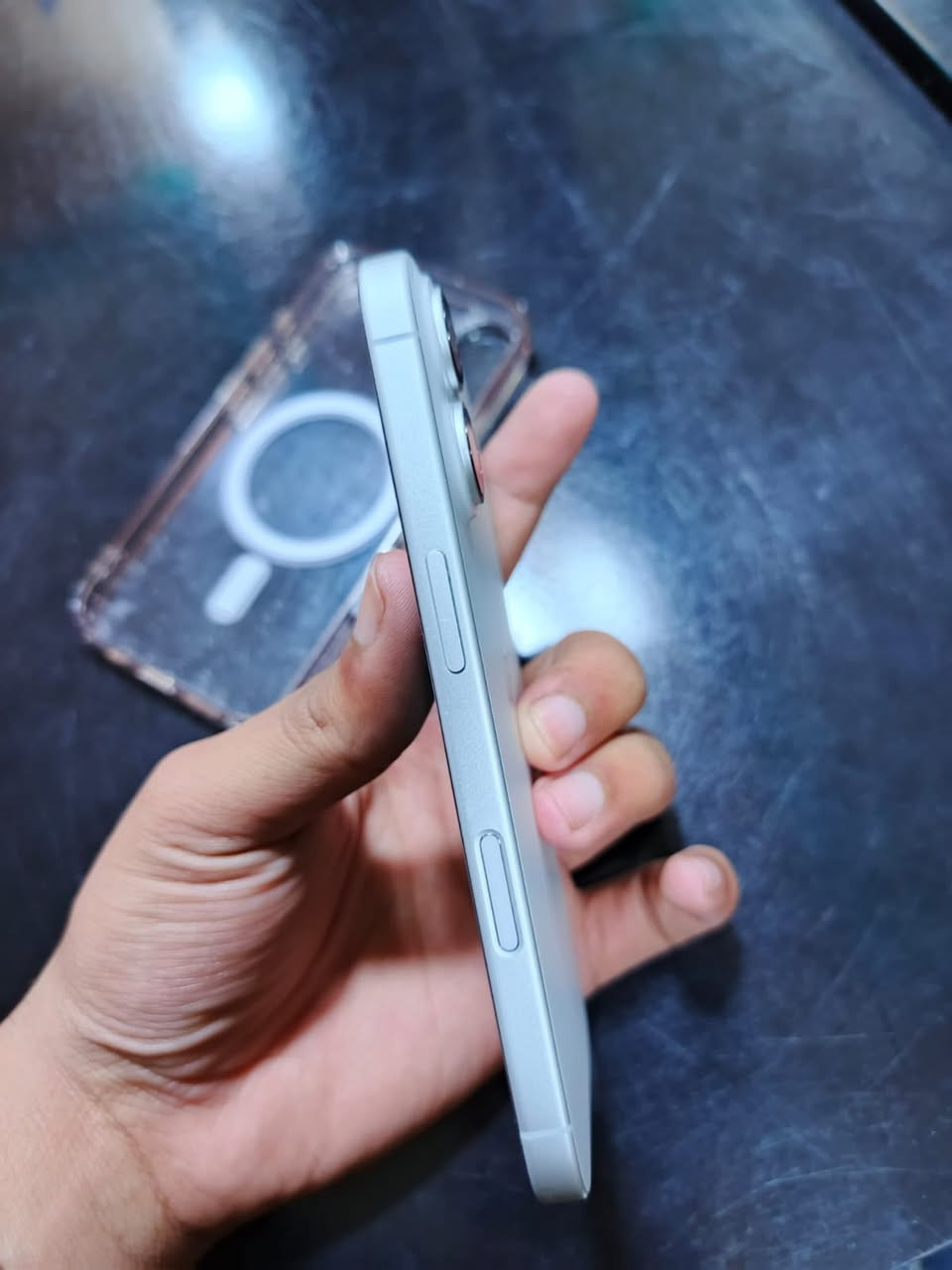 ‎السلام عليكم أيفون 16عادي ذاكره 128 لون ابيضّ جهاز نظيف ما مستعمل هواي بطاريه ١٠٠ مشحون ٤٠ مره كامله غراضه كيبل كارتونه بعده بضمان سعره 950 العنوان بغداد بلديات تقاطع كهرباء تواصل ***********
