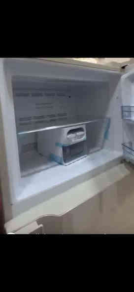السلام عليكم ثلاجة هيتاشي ومجمدة الحافظ عاموديه مستخدمات نظيفات جدا 
الثلاجة ب٨٠٠ وبيها مجال والمجمدة ٧٠٠ وبيها مجال المكان بغداد السيديه ***********
*********** واتس اب
