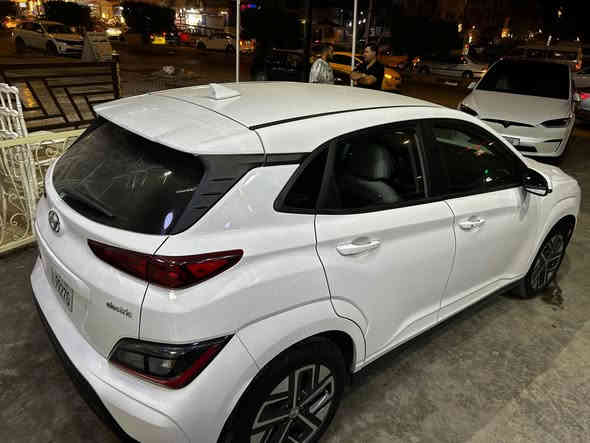 ( HYUNDAI KONA ELECTRIC
موديل : 2023
مرقم بغداد 
اللون : ابيض
المشي : 42000 ميل 
المواصفات : 
- تقطع مسافة 450 كيلو متر في الشحنة الواحده
-لد نهاري 
-كامرة خلفية 
-حساسات خلفية 
-حساسات جانبية 
-حساسات امامية
-تبريد قطعتين 
- كراسي لون ابيض
- كشنات مخمل 
- كشن السايق كهربائي
- تدفئه مقود 
- مانع تصادم
- محدد مسار 
- مثبت سرعة 
- رادار جانبي
- رادار امامي
- مانع انزلاق
-شاشة لمس كبيرة نافكيشن
- سايد بريك بصمة 
- بصمة تشغيل 
- بصمة ابواب
- دخول ذكي 
- تشغيل عن بعد
- نقطة عمياء 
- حساس مانع تجاوز 
- اشاير ب المري 
- سايد بريك بصمة
-كشنات تدفئة تبريد
🔴 الحادث : 
 كما موضح بالصور
دعاميه خلفيه فقط 
السعر$155
للاستفسار :
***********
