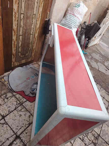 سلام عليكم ميز تزكام بي جرار واحد طول160 ارتفاع 100 عرض40 سعر75 مكان كوت شهداء (***********)
