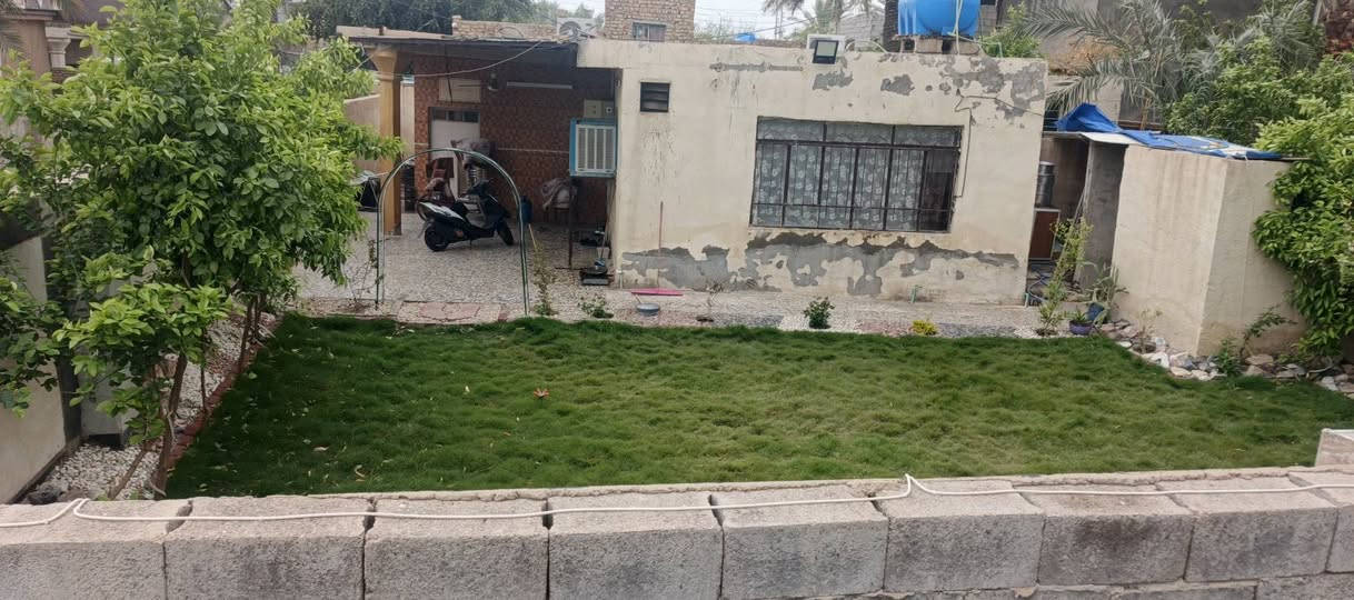 السلام عليكم دار للبيع خلف مشتل المهندسة سحر المساحة 300 جبهة 30 جنس لارض قانون 17 يحتوي على غرفتين نوم +ستقبال صحيات داخلية خارجية البناء جيد جداً مسلح السعر 80وبي مجال بصيط رقمي ***********
