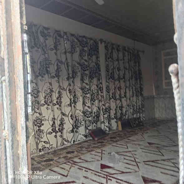 السلام عليكم  بيت زراعي نص دونم مسيج كله بيه بير رتوازي وماي اروه بل باب مساحت البنيان البيت اربع ميه  ويتكون من بستان نخل وسدر البيت ثلاث قرف هول وصاله ومطبخ ودوانيه مكان البيت في البصره خور الزبير  شارع العلويه بيت زراعي السعر 100 رقم الهاتف ***********
