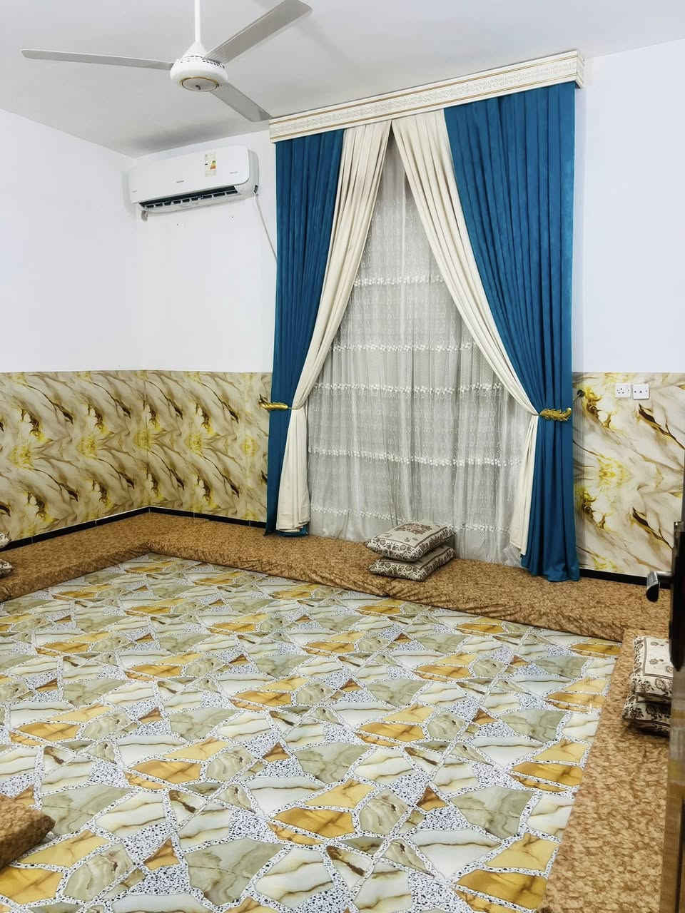بيت للبيع في مدينة الزوية مساحة ٣٣٠ متر يحتوي على غرفتين وصالة وحمام ومطبخ واستقبال وحديقة وكراج لاستفسار على رقم ***********
