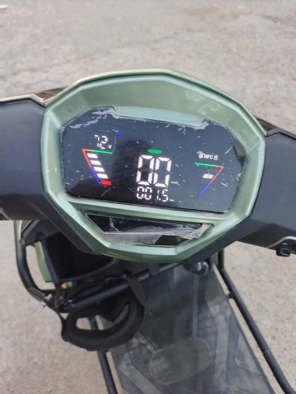 🔴 للبيع دراجة شحن سكنس مُدرّعة 2025 – شبه جديدة 🔴
📌 المدة: 4 أشهر 
📌 الدراجه بعدها وكاله ومماشيه 
📌 دراجة سريعة ونظيفة وما بيها أي عيب
المواصفات:
⚡ القدرة: 3800 واط
🔋 بطارية: 38 أمبير
🔋 تحتوي على 6 باتري مسطره حجم كبير
🚀 السرعة الحقيقية: 85 إلى 90كم/س
🛣️ تمشي بالشحنة الواحدة: 75 إلى 80 كم بالسرعة طبيعيه وإذا سرعه أقل نمره 1 تمشي أكثر من 80 كم 
🔐 نظام تشغيل: بصمة عن بعد + ريموت + كرت عدد2 + مفتاح عدد2
🛑 قفل ستيرن + تنبيه ضد السرقة
🔁 رجوع للخلف R 
🔦 لد أمامي 
💡كشاف خلفي
نظام ABS 
🚦 دبل إشارة + كشاف خلفي وجانبي
🎯 مثبت سرعة
👁️ عدسة شيطان + وزنون
🛞 جنطة إضافية (صندوق خلفي) 
🔌 محولة أصلية سريعة شحن
💰 السعر المطلوب: 1,200,000 دينار
💬 قابل للتفاوض 
📍 المكان: بغداد – البلديات
📞 الاتصال / واتساب: ***********
