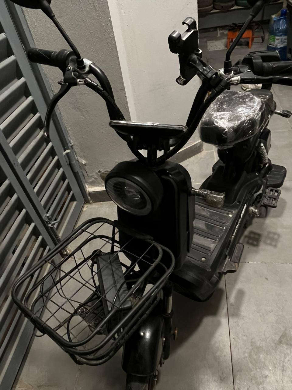 السلام عليكم
دراجه شحن قياس 14 للبيع 
الدراجه نظيفه ومرتبه بس مابيهه بطاريات ٫ السعر 100 وبيهه مجال
للتواصل : ***********
