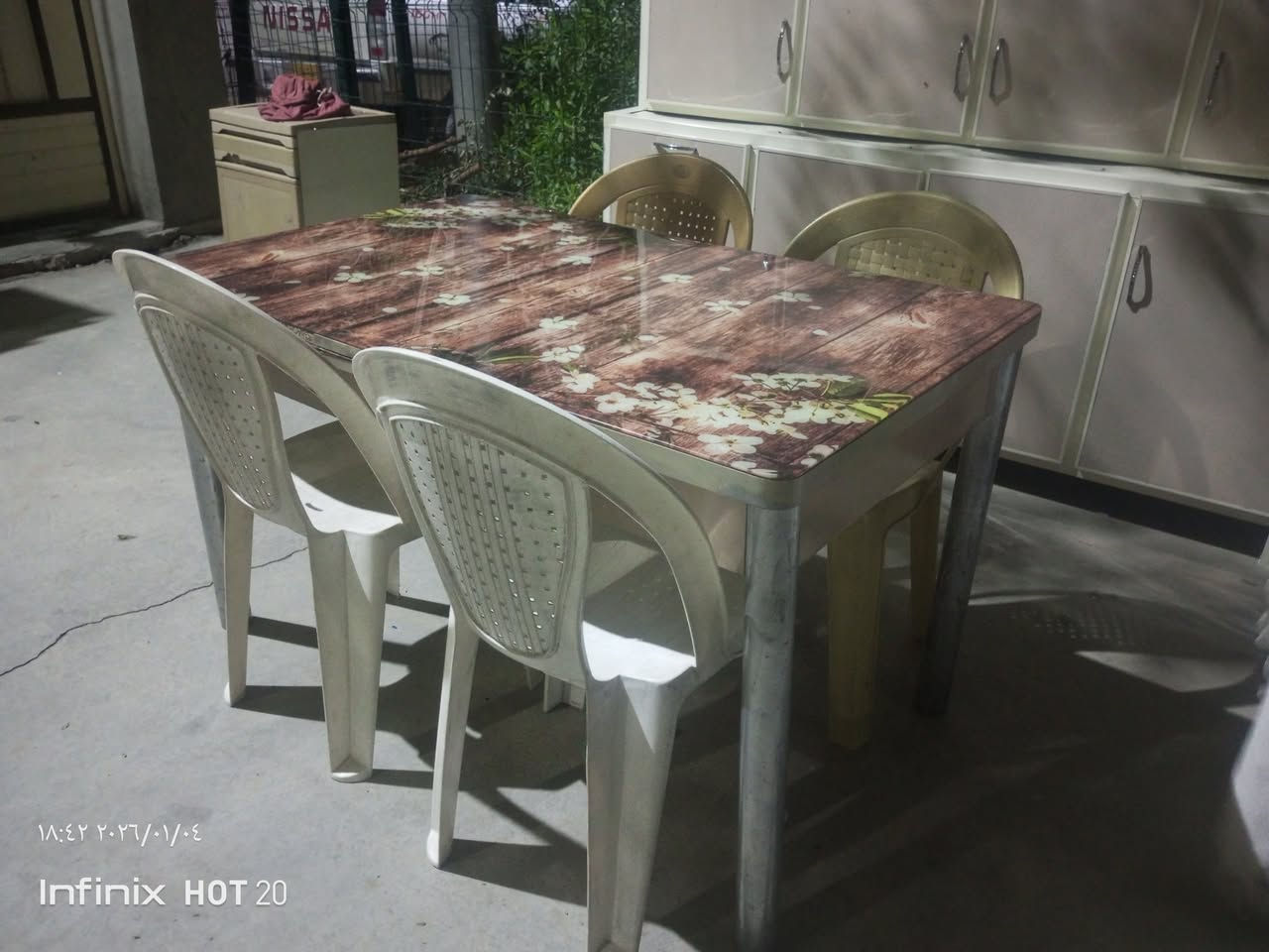 مێز و کورسی  زۆر شاز 4کورسی پلاستیکی لەگەڵە  مێزەکەی گەورە،ئەکرێتەوەزۆر پاکوو بێ عیبە  نرخی زۆر هەرزانە  لەکەلاری کۆنم ***********
