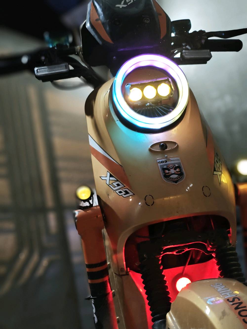 تعال خاص و تمشي 100 و مو حقيقي بس سريعة خمس بطاريات ملف 2000