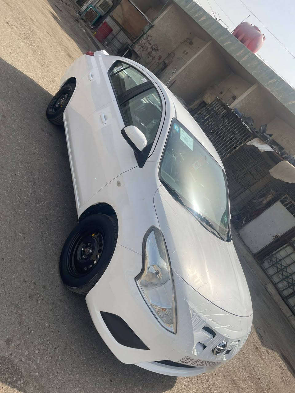 السلام عليكم للبيع فقط
‏نيسان هندي بليته زركه موديل 2021رقم بغداد دولي ماشيه 33 السياره جديده وجاهزه على اخر حبايه كير تخم تاير جديد مكينه حداديه تبريد كله جديد بييها جاملغ امامي بارد بدون اي دواخل السعر 112وبيها مجال المكان السياره  بغداد رقم *********** ***********
