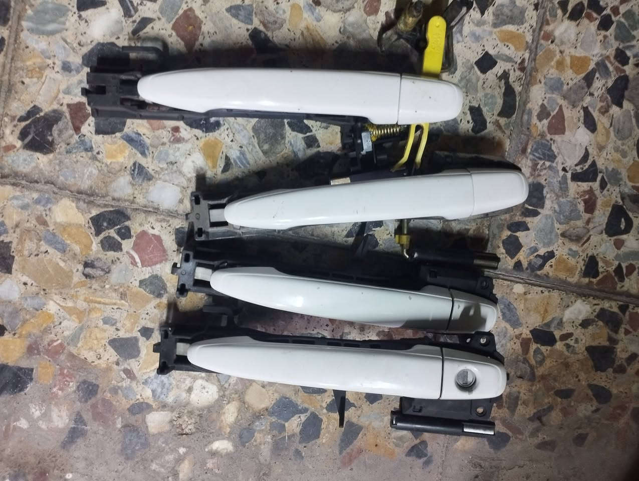 السلام عليكم يدات كامري ٢٠٠٨ خليجي مكفولات من الصبغ سعرهن ٣٥ وبكلايت خلفي جهه اليمنى سعرهن ٦٠ ألف اصليات وتريشه جامه عدد ٤ سعر ١٠ مكاني بغداد خلف مستشفى اليرموك للاستفسار الاتصال على الرقم ***********
