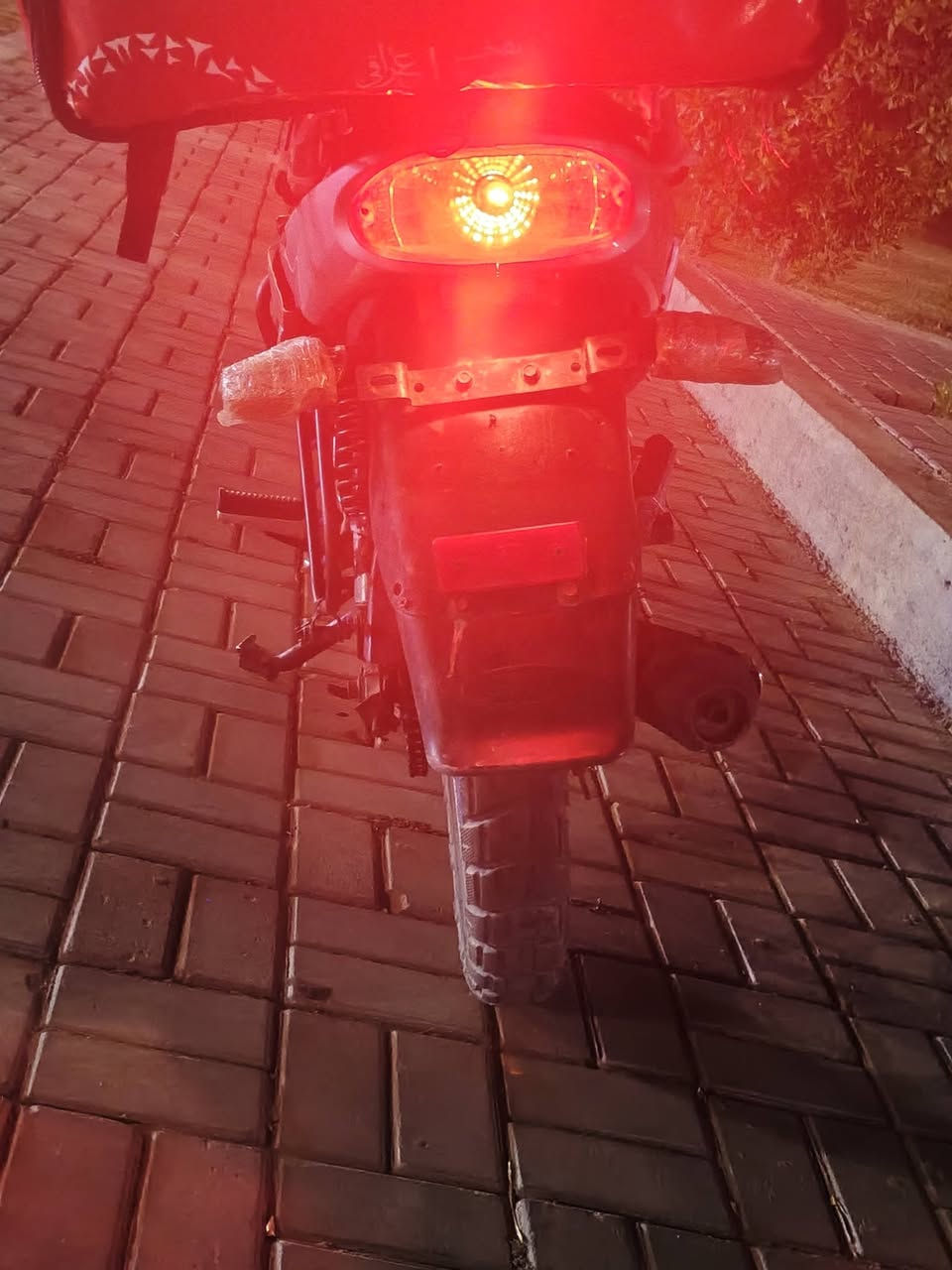 سلام عليكم شباب دراجه سايم ٥كير موديل ٢٠١٣ مرقمه وسنويه جاهزه عدا الوحات بل تحويل تطلعلك انكليزي راعيها موجود تحويل مباشر 
مثل ماموضح بل صور مكينه مجفته تجفيت مضبوط يم ايمن المصلح دراجه مابيه نقص عدا الاشاره اليمنه وعداد اليسار تخم تاير جديد السعر مناسب جدا مليون و١٥٠ وبي مجال قليل لشراي يتصل عل رقم خاص مارد ***********
