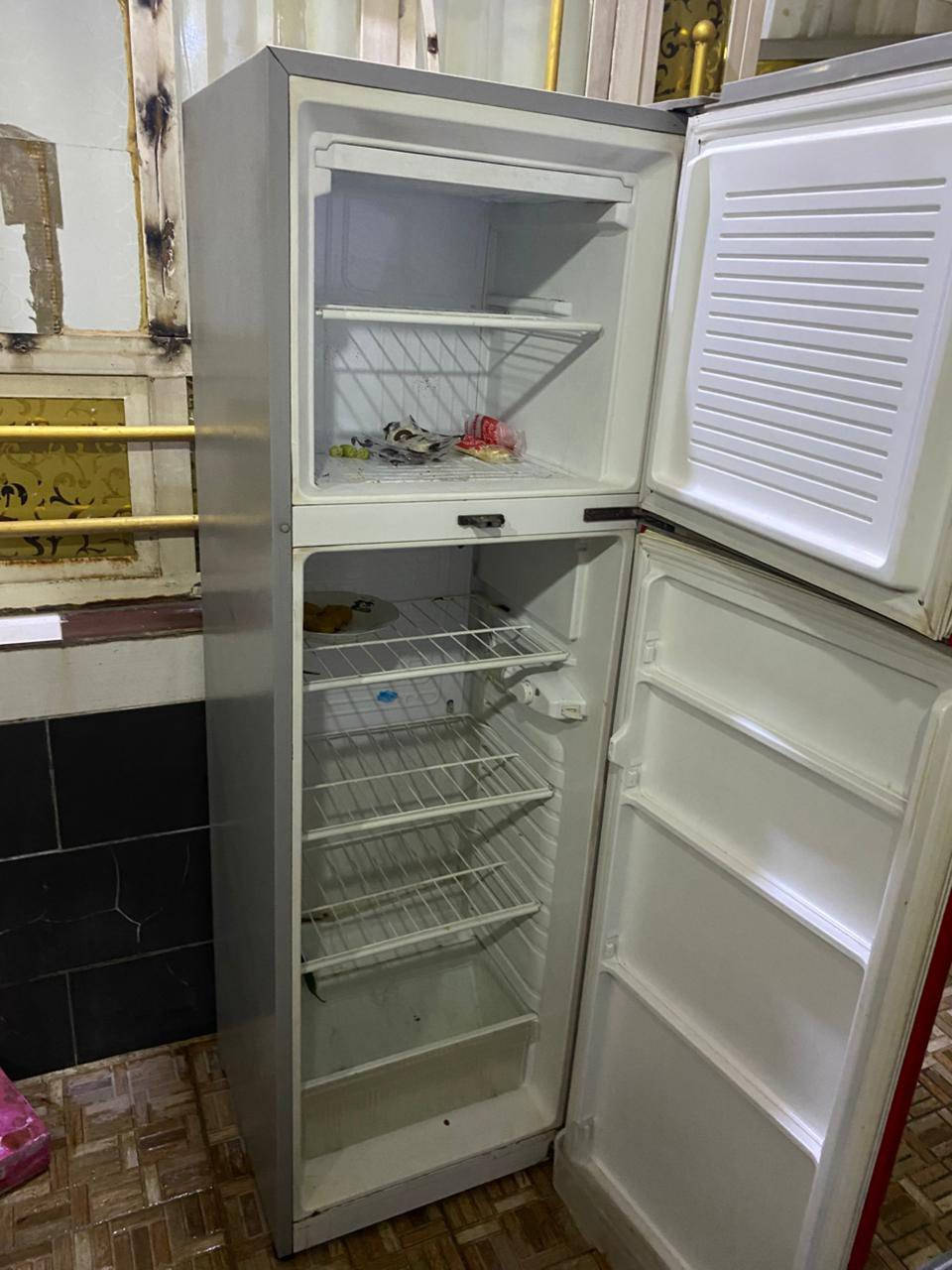 ثلاجة 14قدم نضيفه شغاله مبيهه اي عطل السعر 150مكاني الدورة للأستفسار الاتصال ع هالرقم ‭٠٧٨٣ ٠٥١ ٧٩٣٤‬
