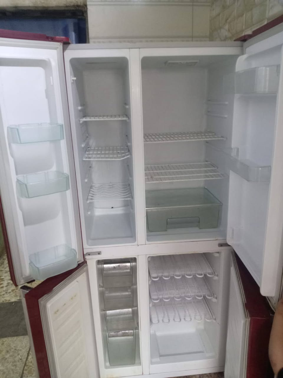 ثلاجه حديثه للبيع فريزر مجمده ثلاجه شغاله بس مشحونه غاز جديد نظافه 90 السعر 300 العنون الشراي يتصل على الرقم والمو شراي لا يدق ***********
