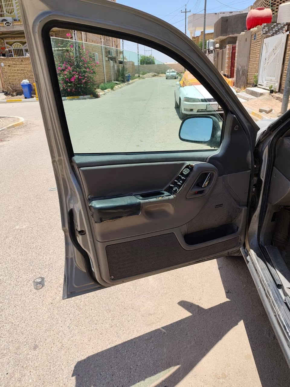 السلام عليكم جيب للبيع موديل ٢٠٠٠ سياره مكفوله فقط صبغ حزام للجماليه مكينه كير حداديه مكفوله رقم بغداد انكليزي سنويه لل٣١ تحويل ثاني يوم كهربائيات كلها شغاله سياره فول مواصفات سعر ٥٥ وبيها مجال للشراي للستفسار *********** مكاني ذي قار الشطره
