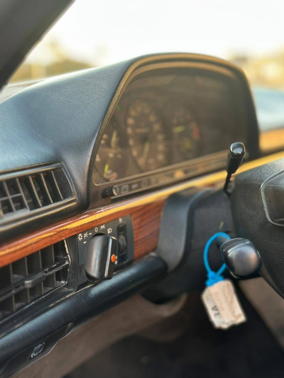 مرسيدس جامبو رئاسي v8 Se 560
-لون نيلي
-موديل 1990 
-رقم بغداد انگليزي مميز دبل مروحه
-داخل جلد اسود 
-أريل كهرباء.-بدون سلايت وارد يابان
-كروزسرعه-دبل فيتبم.
-كشنات كهرباء  .
- اربع جام كهرباء.
 -دبل هورن
-محرك وكير بلاد
 لايت زنون عالي ناصي السيارة مصبوغه عام فقط لا ضربه ولا معجون قواعد دبلات بلاد ما معمرات شواصي بلاد السعر 130 $ وبيها مجال بسيط 
مكان السيارة بغداد 
***********
