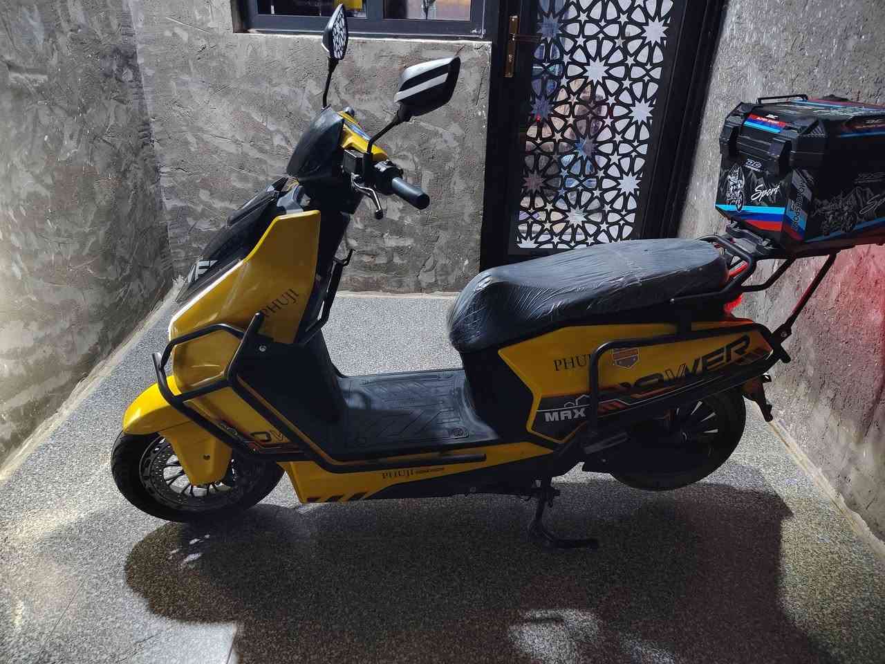 مطور شحن للبيع
تفاصيل
المحرك: قوة تصل إلى 2500 واط.
البطارية: نظام 72 فولت، عادة ما تكون 6 بطاريات، وتوفر مدى سير يصل إلى حوالي 60 كيلومتر في الشحنة الواحدة.
السرعة: سرعة قصوى تصل إلى 99 كم/ساعة للموديلات القوية.
الميزات: شاشة ديجيتال، نظام بصمة، جهاز إنذار ضد السرقة، ونظام رجوع للخلف.

سعر بلخاص


**إذا كنت صاحب هذا الإعلان وتريد حذفه لأي سبب، رجاءا أرسل رسالة إلى الدعم الفني**