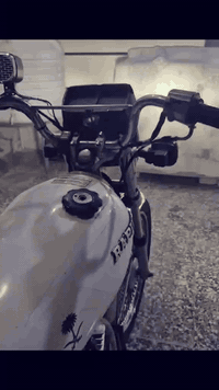 سلام عليكم دراجه ايراني للبيع محرك تايكر موديل18
ضفيره جديده لايت زنون شغاله خاليه من اي عطل بدون اوراق أوراقها ضائعه  السعر 300وبيها مجال قليل  الخاص مفتوح وهاذا رقم هم *********** مكان ديالى بلدروز 👋🏽
