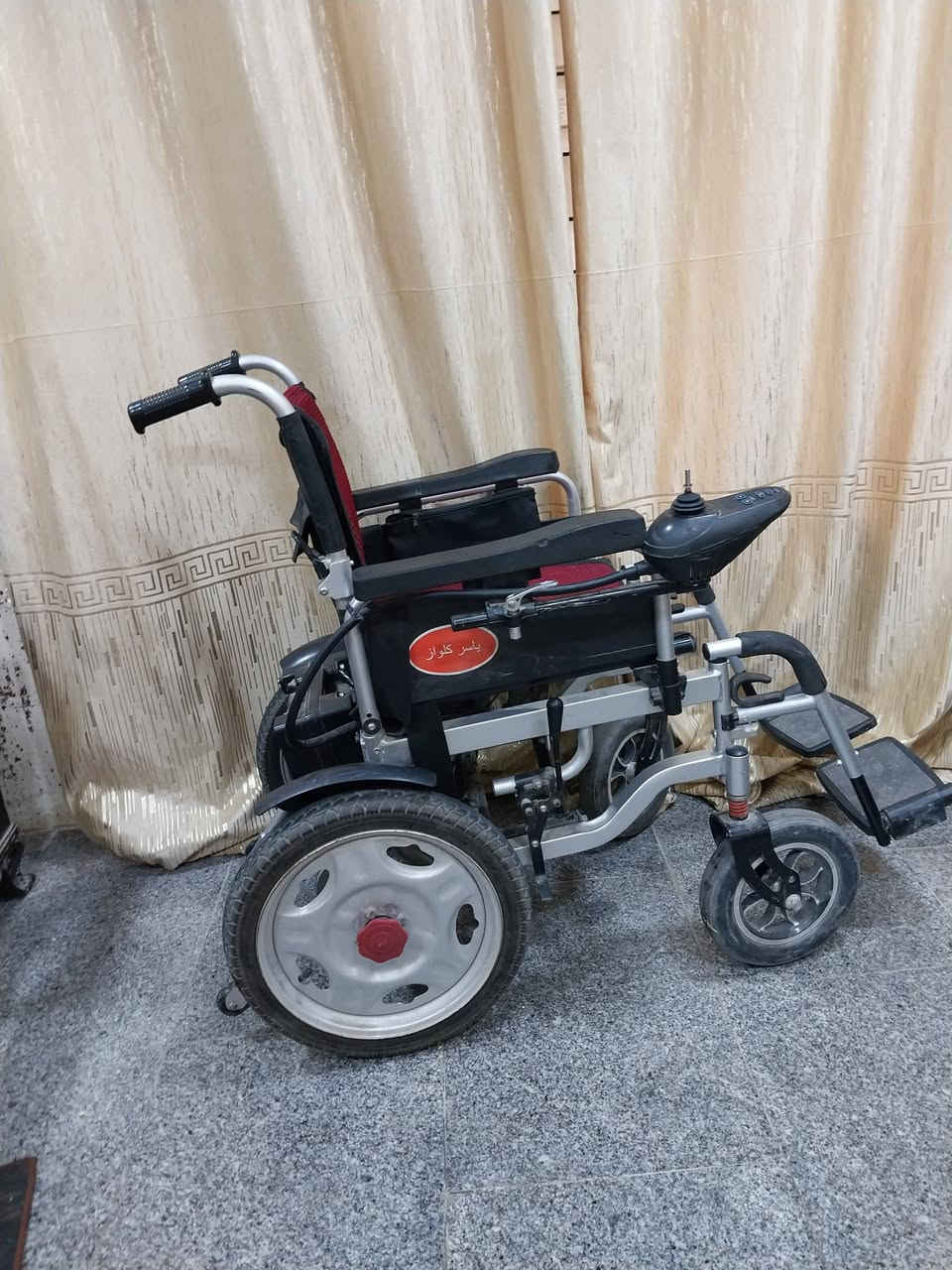 كرسي كهربائي نظيف كلش مابي اي عطل شغال عالفحص مستعمل قليل يطبك يصير بالسيارة السعر 450الف العنوان بغداد البياع حي الرسالة قرب شارع الرافدين ***********واتساب موجود
