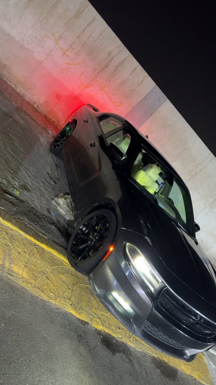 سلام عليكم للبيع جارجر ٢٠١٦ وارد امريكي بدون ظربه اخت لكلين بيه جاملغ خلفي ولباب لخلفي مرشوشه كلير اثر تفحيط ب امريكا وبيه خشم لجاملغ الامامي فقط بدون ايرباك بدون معجون جاهزه سياره من كل شي تايرات وحداديه وكهربائيات كير ومكينه خير من الله مواصفات sxt شاشه كبيره كشنات جلد ابيض تدفئه كشنات تو ويل تشغيل عن بعد ومواصفات لبقيه معروفه السعر ١٧٨ ورقه بيه مجال بسيط للاستفسار الاتصال على لرقم ***********
