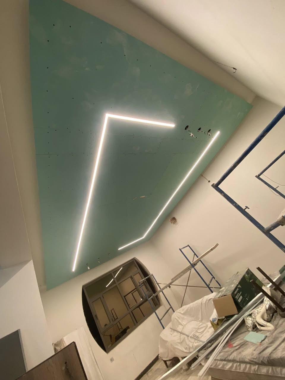 تصميم وتنفيذ الديكورات الحديثة للمنازل والفلل والمشاريع السكنية

⸻

اسم الشركة: شركة أبو الأكبر للديكورات الداخلية والخارجية

⸻

خدماتنا

الديكورات الداخلية

* تصميم وتنفيذ الأسقف الثانوية (جبس بورد).
* ديكورات الجدران والشاشات.
* الإضاءة المخفية والديكورية.
* تصميم غرف النوم والمعيشة والاستقبال.
* تصميم وتنفيذ المطابخ الحديثة.
* تصميم الحمامات والديكورات الداخلية الفاخرة.
* اختيار الألوان والخامات بما يتناسب مع ذوق العميل.

الديكورات الخارجية

* تصميم وتنفيذ واجهات المنازل العصرية والكلاسيكية.
* واجهات الفوم والزخارف الخارجية.
* أعمال الحجر الطبيعي والصناعي.
* تصميم المداخل والأسوار والحدائق.
* الإضاءة الخارجية والتنسيق المعماري للواجهات.

⸻

مراحل العمل

1. معاينة الموقع وأخذ القياسات.
2. إعداد التصاميم والمخططات.
3. اعتماد التصميم من قبل العميل.
4. تنفيذ الأعمال وفق المواصفات المطلوبة.
5. التسليم النهائي بعد المراجعة والتدقيق.

⸻

لماذا شركة أبو الأكبر؟

✓ تصاميم عصرية ومبتكرة.
✓ جودة عالية في التنفيذ.
✓ الالتزام بالمواعيد.
✓ أسعار مناسبة ومنافسة.
✓ إشراف ومتابعة مستمرة حتى

شعارنا

“نحو منزلٍ أجمل… بتصميمٍ يليق بذوقك

للتواصل  📞***********
