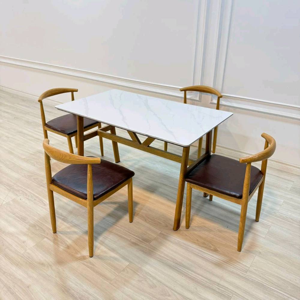 ميز طعام 4 كرسي رجل حديد دوشمه جلد
 سطح الميز رخام مزجج 

قياس الميز 70*120 سم 
هيكل حديد بالكامل صبغ حراي

 صنع صيني 