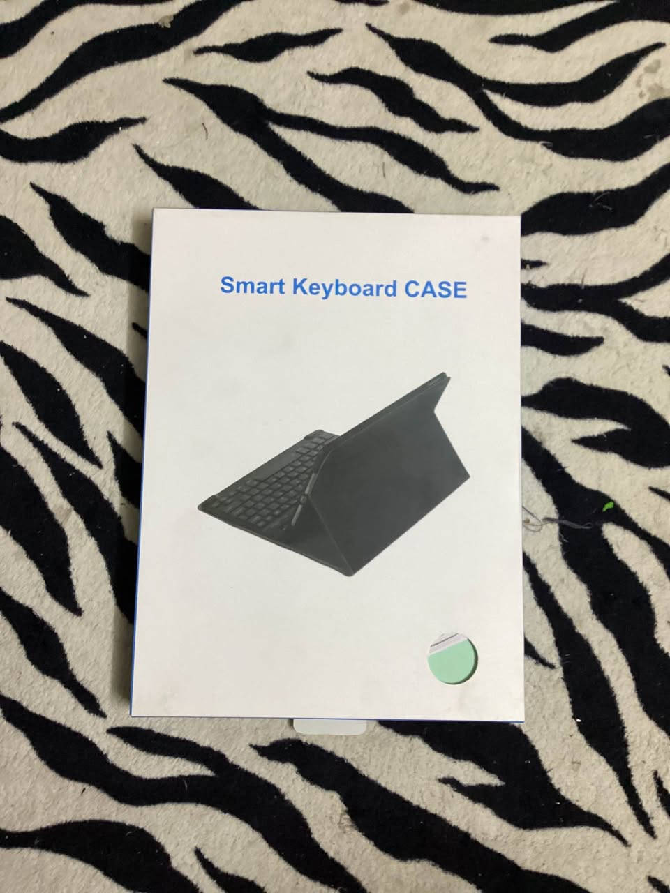 هذا المنتج عبارة عن حقيبة لوحة مفاتيح ذكية (Smart Keyboard Case) مصممة للأجهزة اللوحية، وتأتي مع لوحة مفاتيح لاسلكية قابلة للإزالة.
المميزات: تتميز بغطاء من جلد البولي يوريثان (PU) الأنيق، ولوحة مفاتيح مغناطيسية قابلة للفصل يمكن تحويلها إلى حامل، مع فتحات للكاميرات الأمامية والخلفية.
لوحة المفاتيح: لاسلكية بتقنية 3.0 ABS، تعمل ببطارية ليثيوم قابلة لإعادة الشحن.
المواصفات: تصل فترة الاستعداد للبطارية إلى أكثر من 100 يوم، ووقت عمل متواصل يصل إلى 100 ساعة، مع مدى تشغيل يبلغ 10 أمتار.

٣٠ الف مع التوصيل بغداد, العراق


**إذا كنت صاحب هذا الإعلان وتريد حذفه لأي سبب، رجاءا أرسل رسالة إلى الدعم الفني**