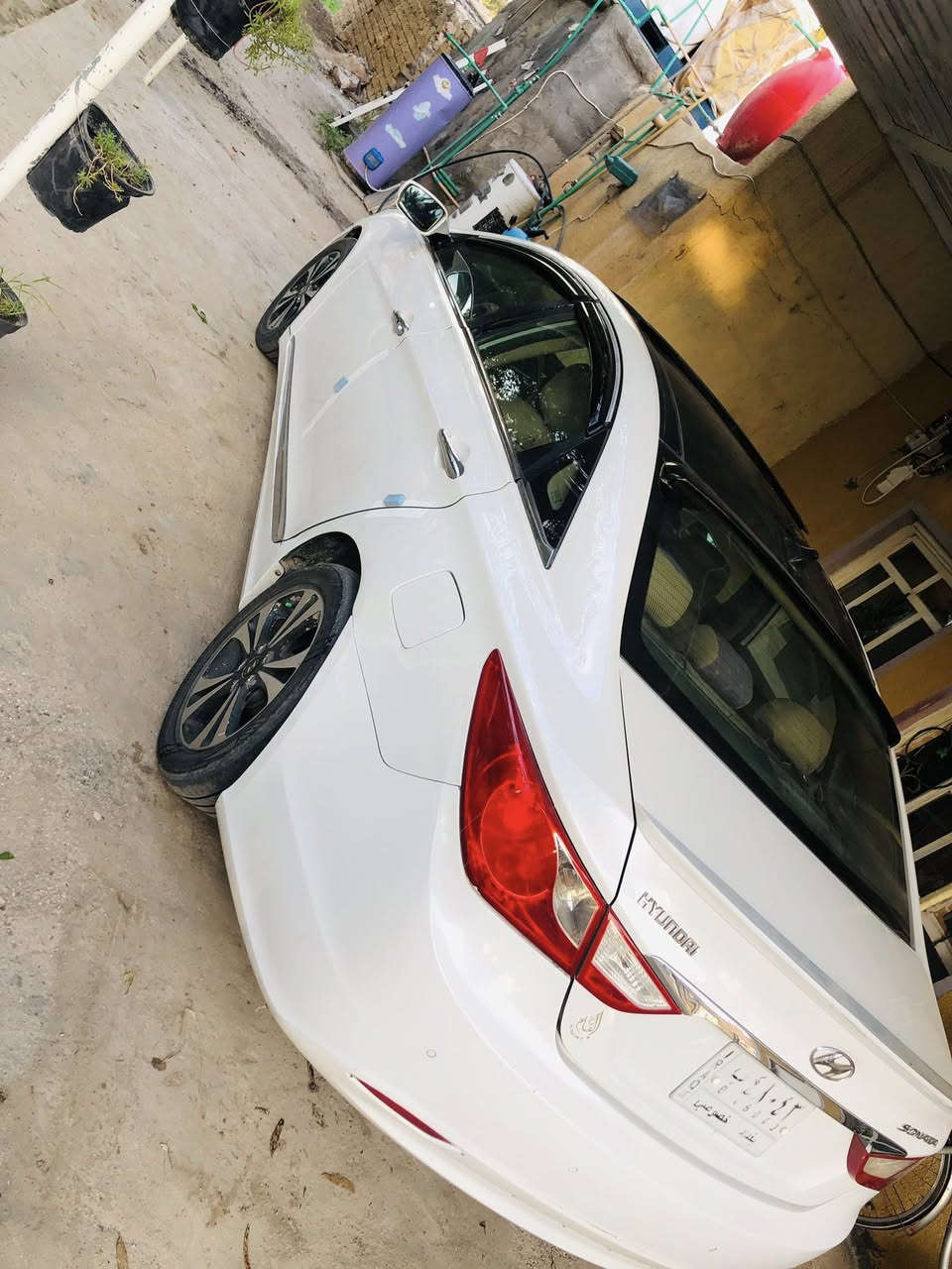 سوناتا ٢٠١١ خليجي Vip
سقف بنوراما 
بصمة تشغيل + ابواب + جنطة
كشنات جلد + كهرباء + خزن ميموري
حساسات
تبريد قطعتين
مكينة ٢٤٠٠ دوش المرغوب
نظام ABS + نظام ايكو
بيها قطع صبغ بدون دواخل 
سعر ١١٠ وبيها مجال شوي
***********
