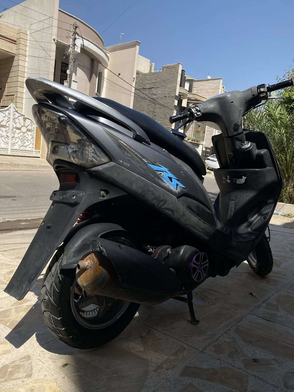 ماكس عدله الدراجه كله ع وضع الشركه كلشي بيه بلادي
المكينه شادله كور ماكس بلادي اصلي
وبوشه ٥٥ فقط والباقي مثل ماذكرت كله بلادي
 سعره ٦٠٠ وبيه مجال للشراي فعلا
لليحب البلادي وهوه يرتب ويعدل ع كيفه واهل التعديل يتواصل وياي واتساب واتصال فقط مكاني بغداد السيديه ***********
