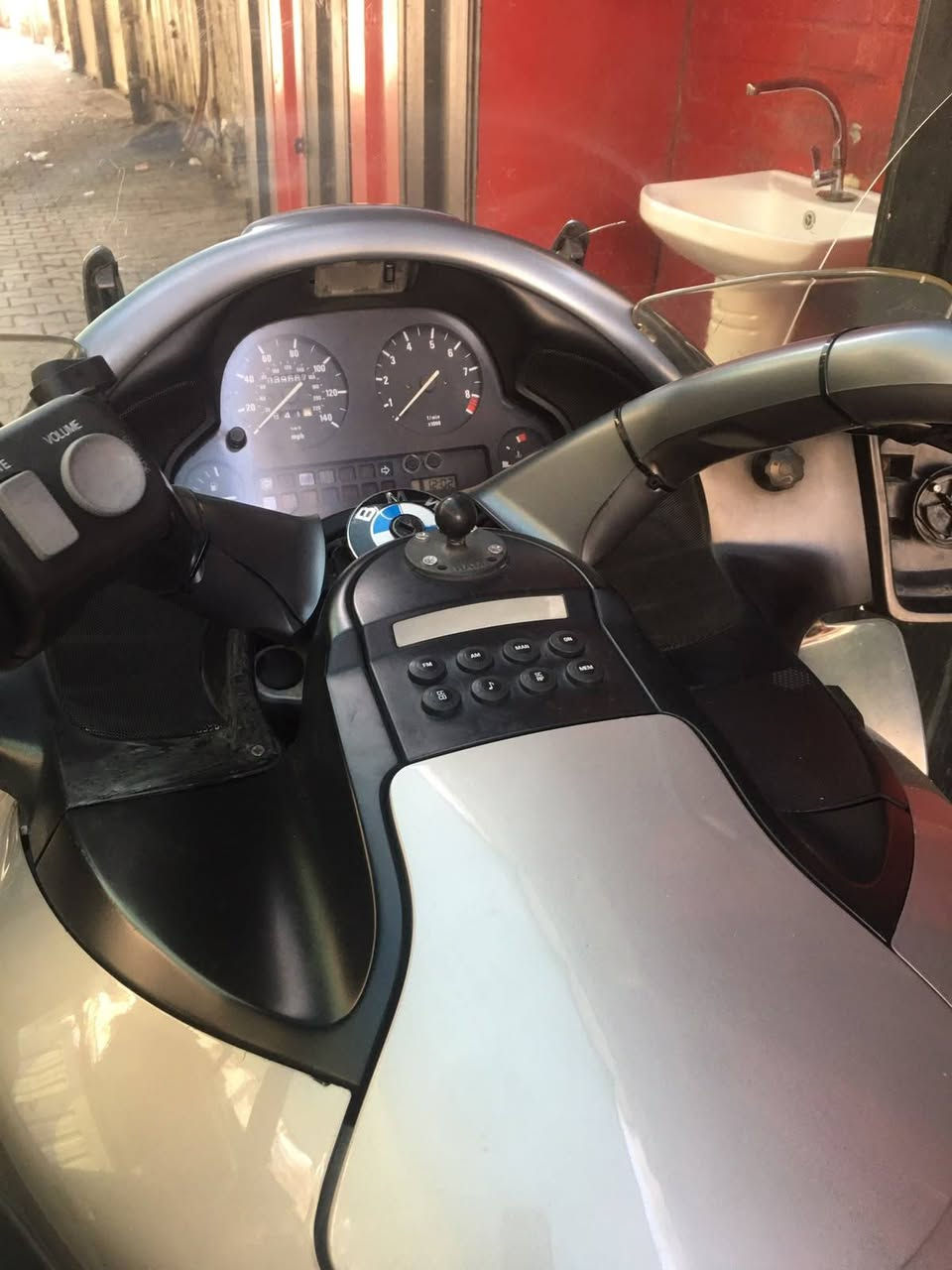 السلام عليكم
دراجه bmw K1200S  من ارقى دراجات الترحال جاهزة و مكفوله كفاله عامه 
الدراجه حاويه ممشى 40 الف كيلو فقط
 بدون رقم سعرها 35 ورقه وبيها مجال بسيط للشراي 
***********
