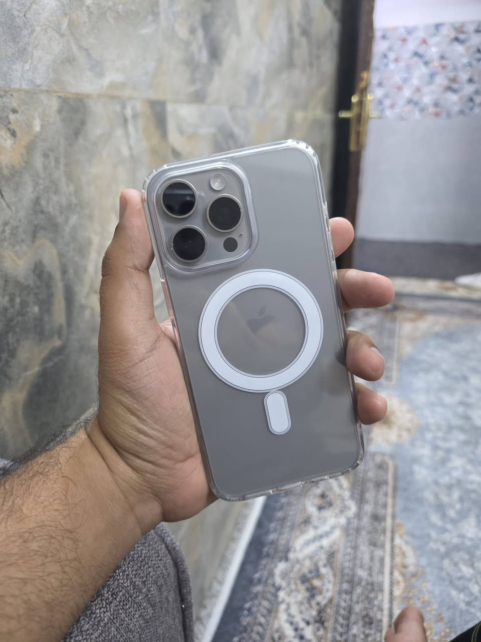 ايفون 15 برو ماكس ماستر 
ايفون15 برو ماكس ماستر شرق اوسط 
256 مبدل شاشة نفس الأصلية ماكو فرق بينهن 
بطارية 89 ملحقات كاملة كارتون كيبل 
سعرة 850 الف فقط نهائي 
رقمي *********** 
مكاني بغداد البياع حي التراث
