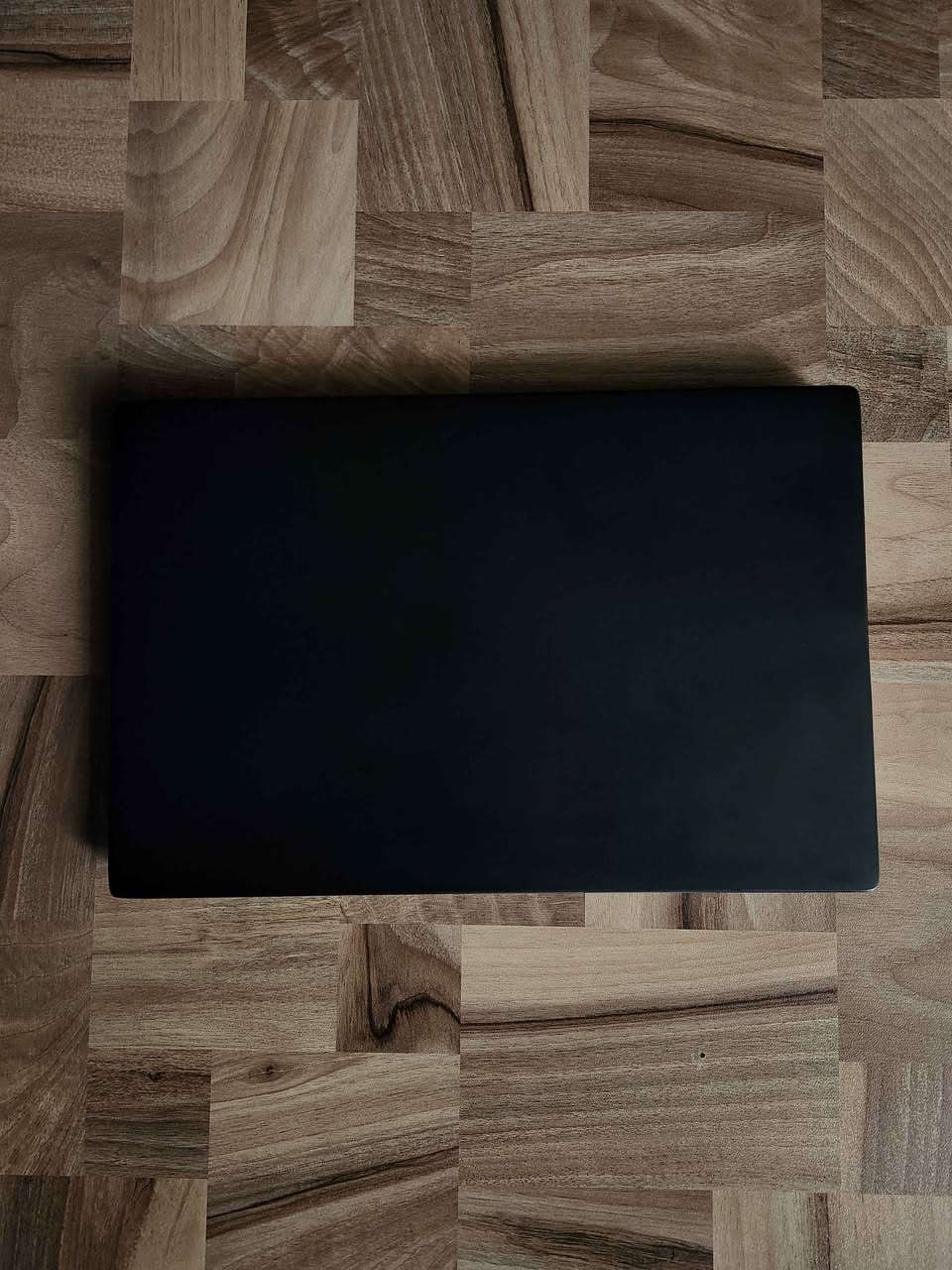 لابتوب لينوفو k14 )AMD) صناعة 2021 💻

تفاصيل المعالج: 
معالج AMD Ryzen 5 5600U 
6 أنوية 12 مسار 
تردد 2.3GHz ويدعم توربو 4.2GHz ✈️
مقارب لمواصفات Intel Core i5-1240U

رامات 8G نوع DDR4 سرعة 3200 
كرت الشاشةAMD vega 7  بذاكرة 2G Vram
منفذ type C للبيانات و منفذ type C للشحن 
شاشة حجم 14 دقة 1080p 
ملحقاته: الشاحن الخاص بيه 65w + جنطة + ماوس 
ملاحظة: الابتوب بيه كسر صغير بل كفر موضح بالصورة
السعر 280 الف فقط 💸 مع العلم صاحبه مشتريه ب450 قبل 4 أشهر 
العنوان بغداد الحرية متوفر توصيل 🚚 
واتساب: *********** ☎️
رابط تواصل: https://wa.me/9647733601242 بغداد, العراق
